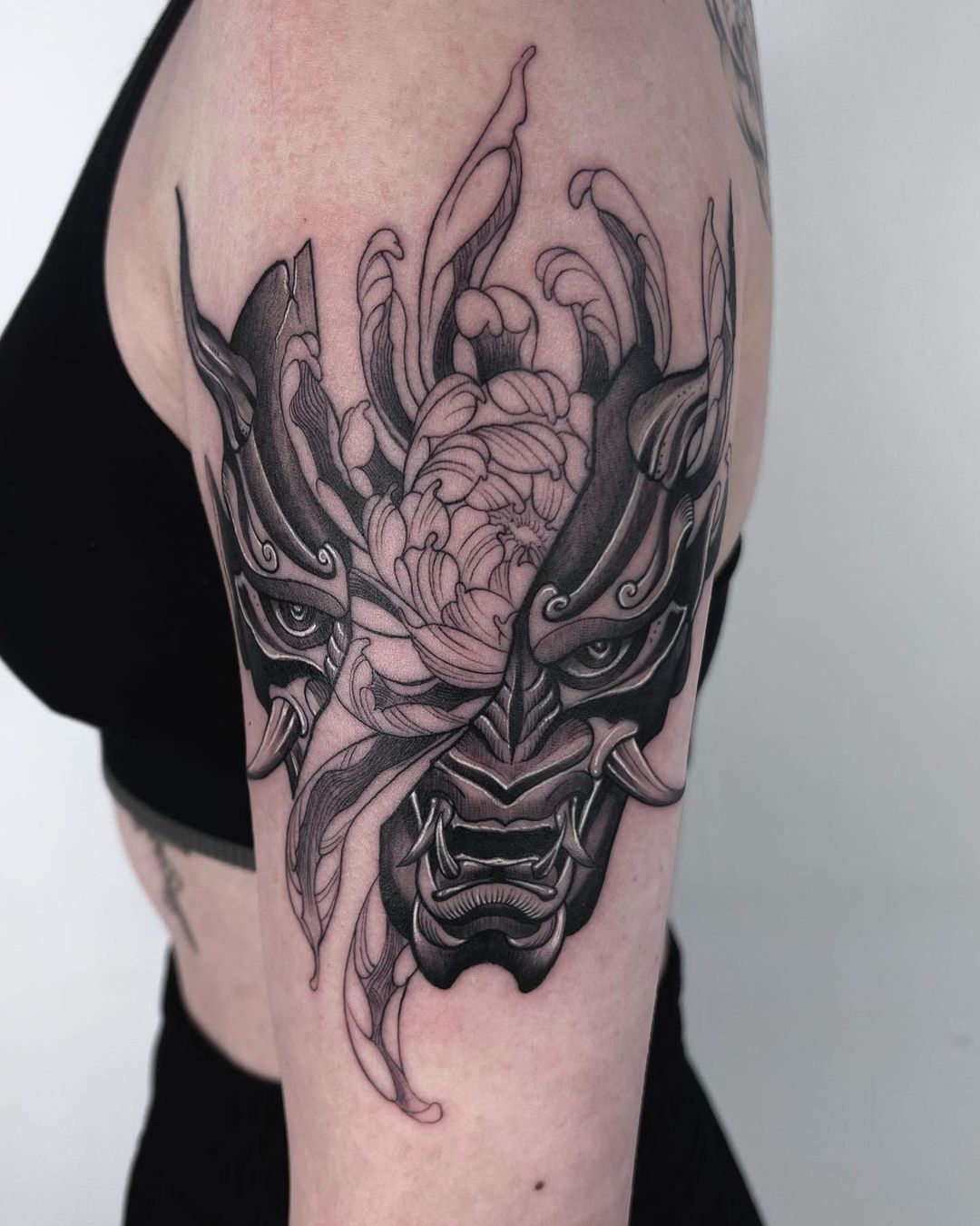 Tatuaje de crisantemo y máscara oni