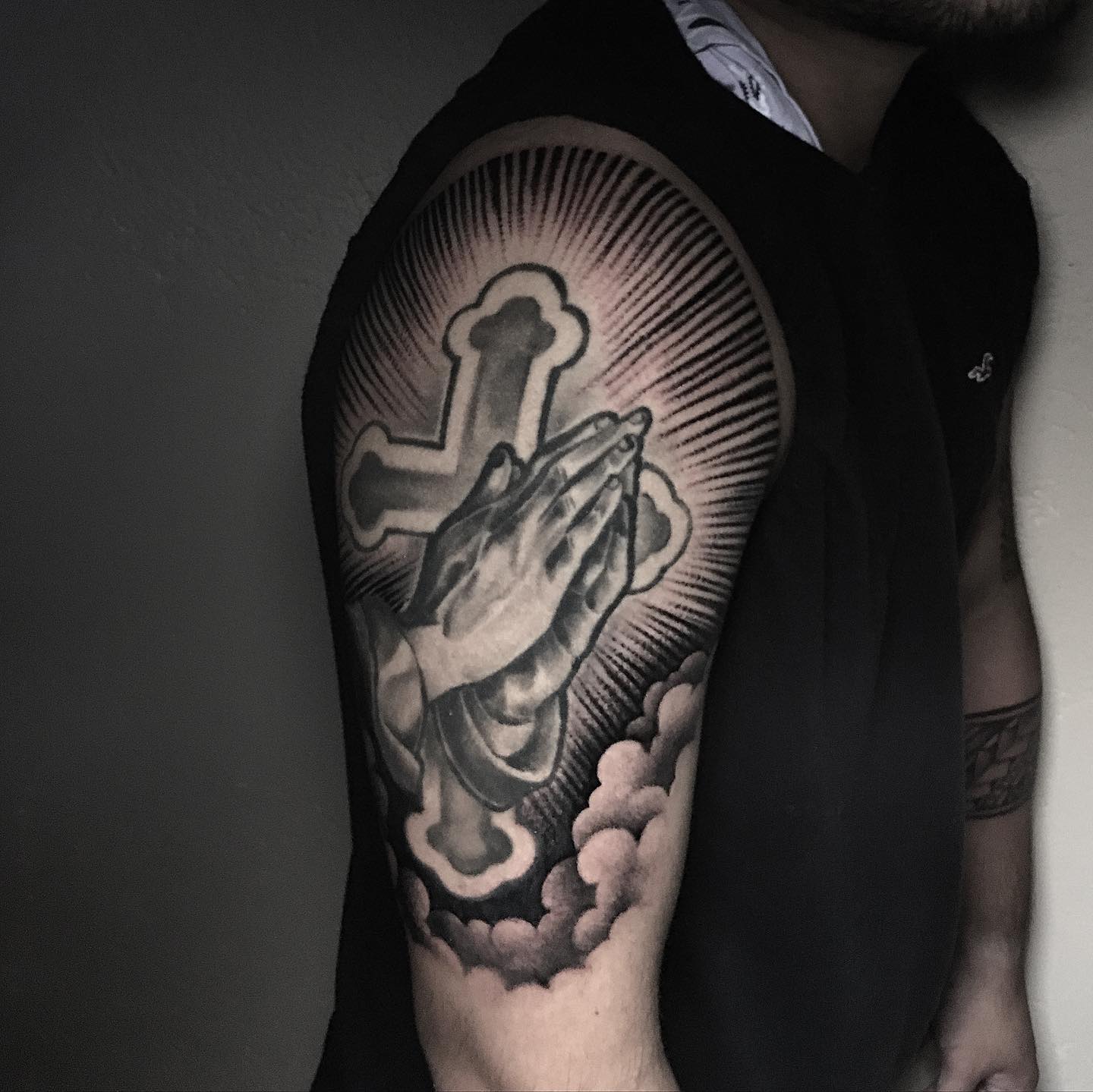 Tatuaje de Cruz y Manos Rezando