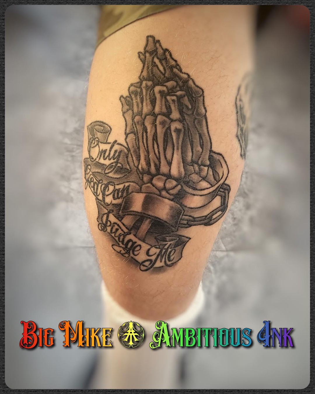 Tatuaje de Esqueleto Orando con Manos
