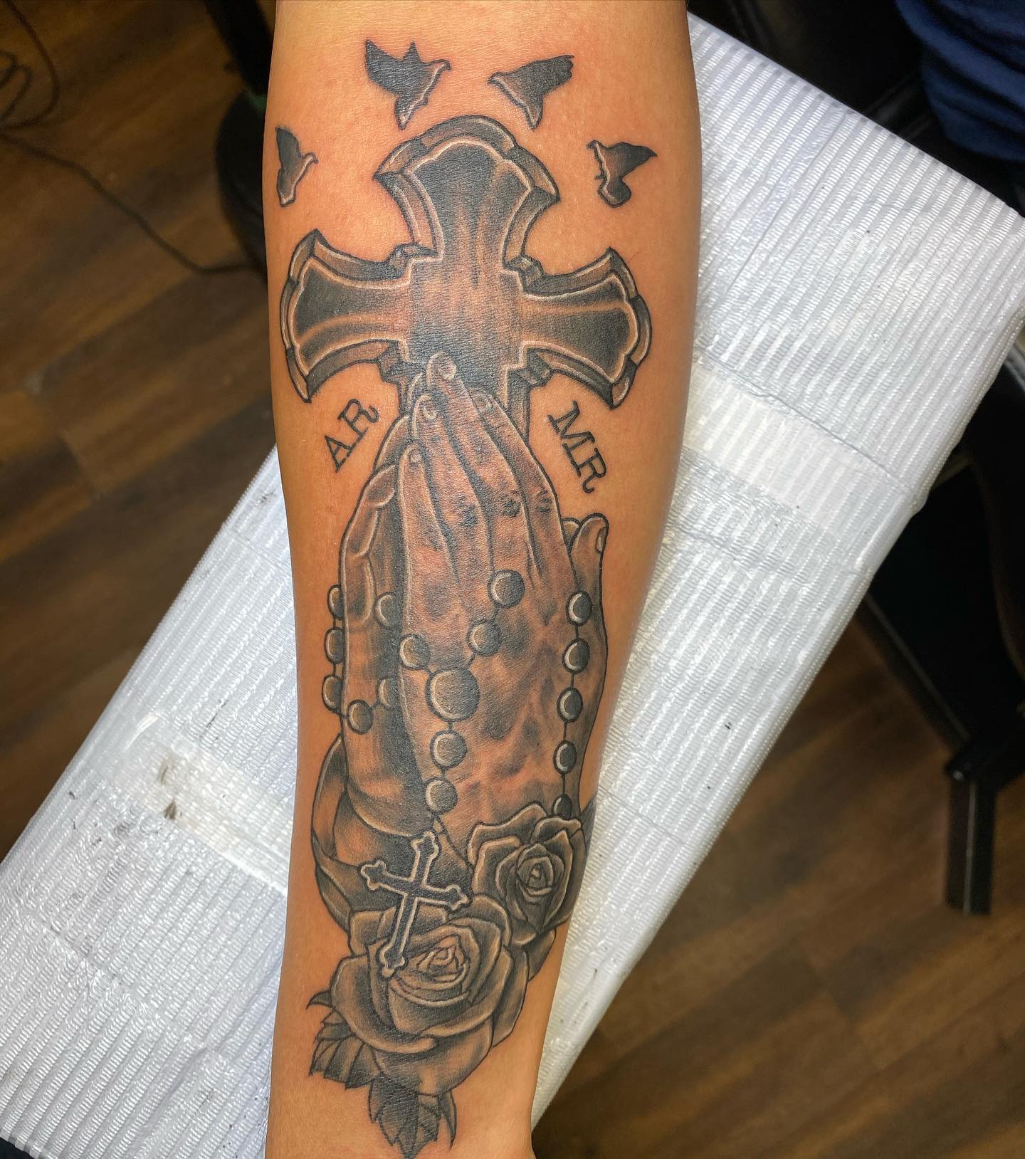 Tatuaje de Manos de Oración de Gran Tamaño
