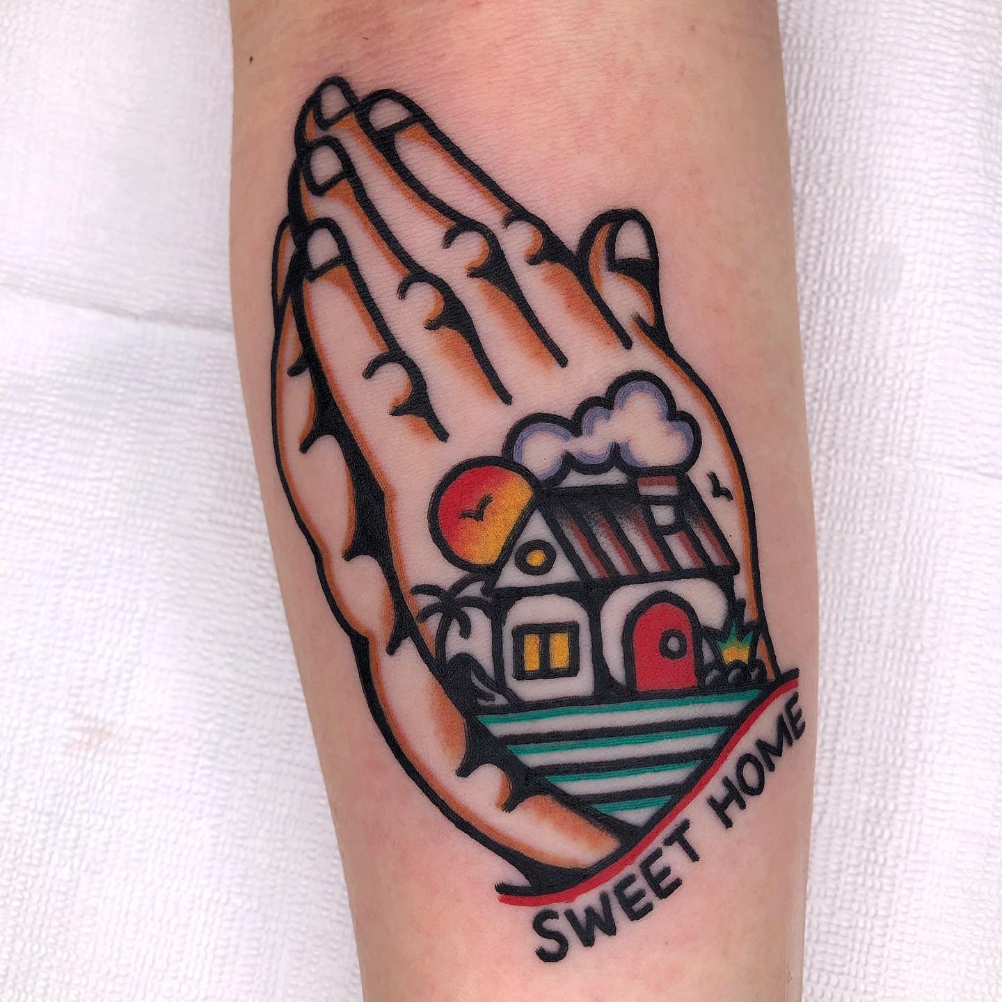 Tatuaje de Manos Orando en Caricatura