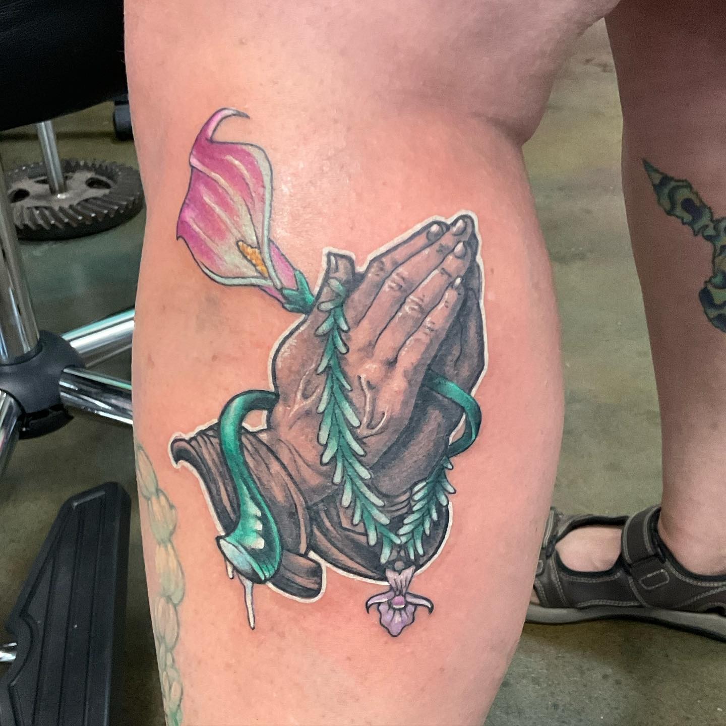 Tatuaje de manos rezando colorido