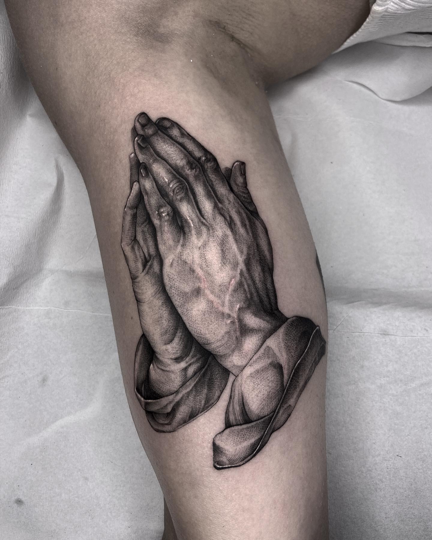Tatuaje de Manos Rezando en Blackwork