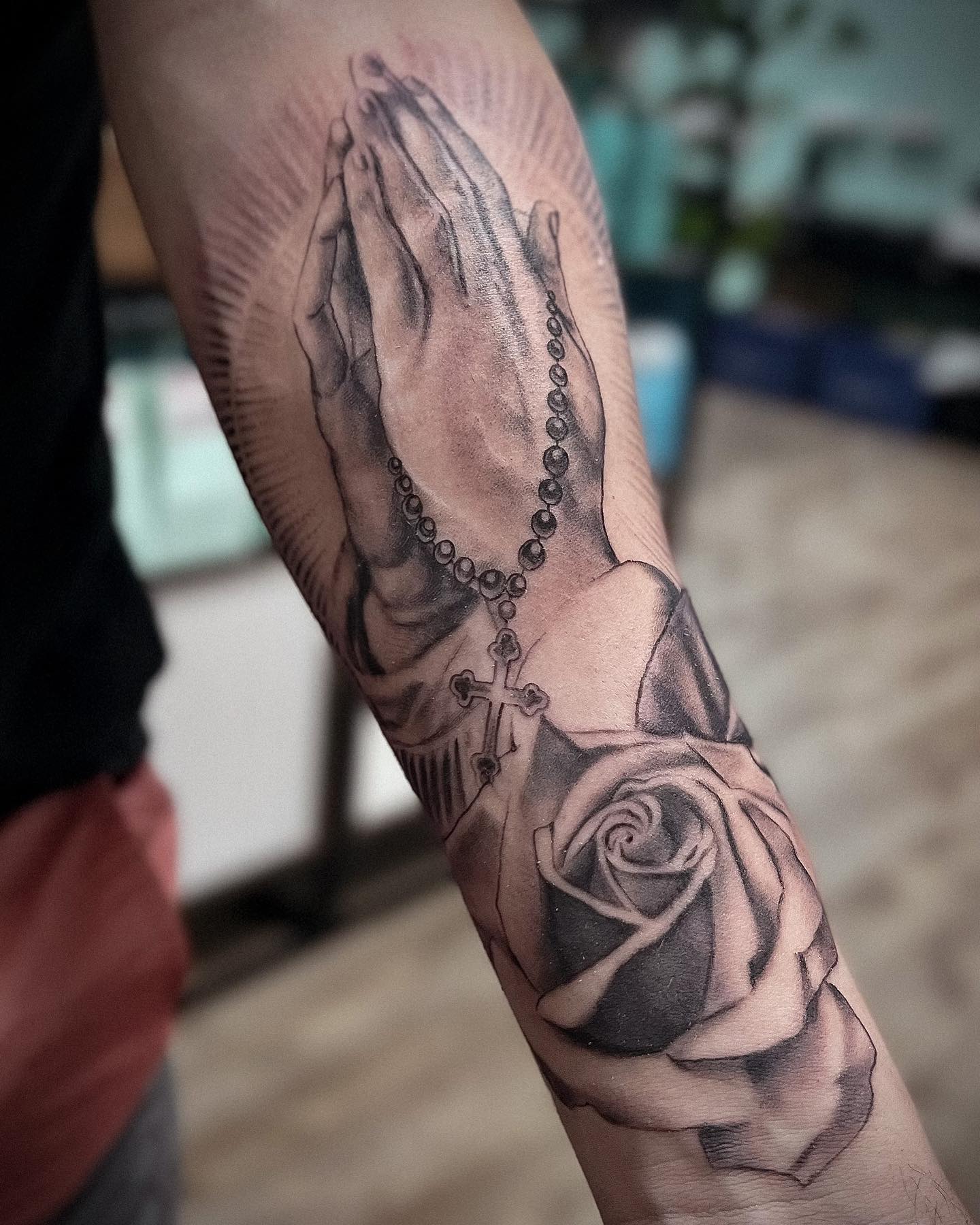Tatuaje de Manos Rezando en Estilo de Trabajo en Negro