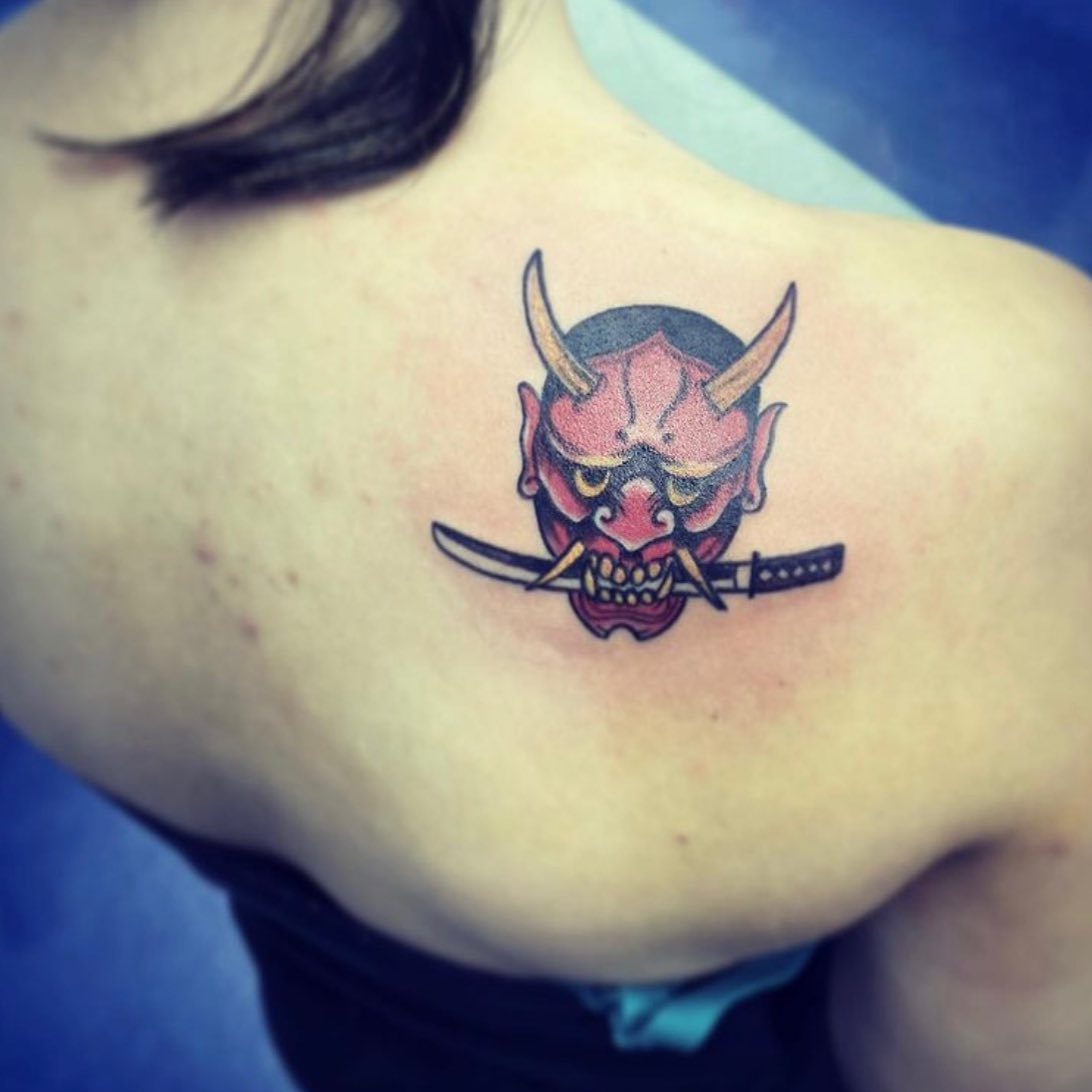 Tatuaje de máscara Oni mínimo