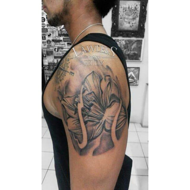 Tatuaje de Narciso Flor en el Hombro