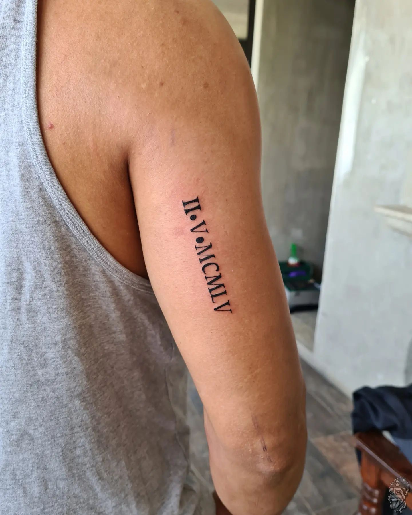 Tatuaje de numeral romano en los hombros