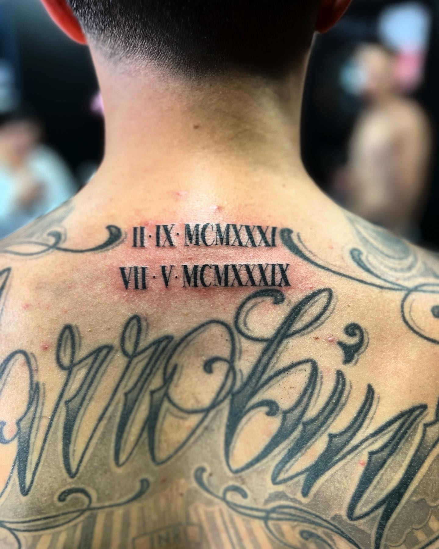 Tatuaje de Número Romano con Cuello Grande