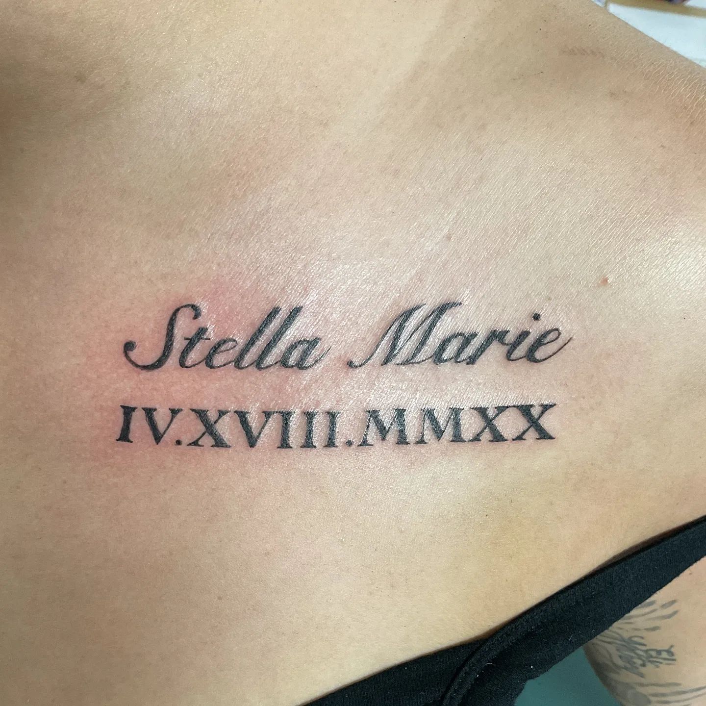 Tatuaje de número romano con un nombre