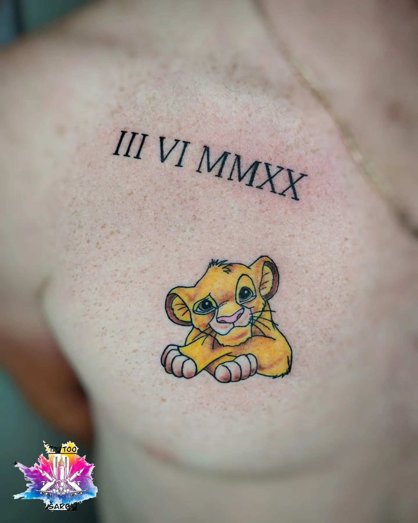 Tatuaje de número romano de dibujos animados.