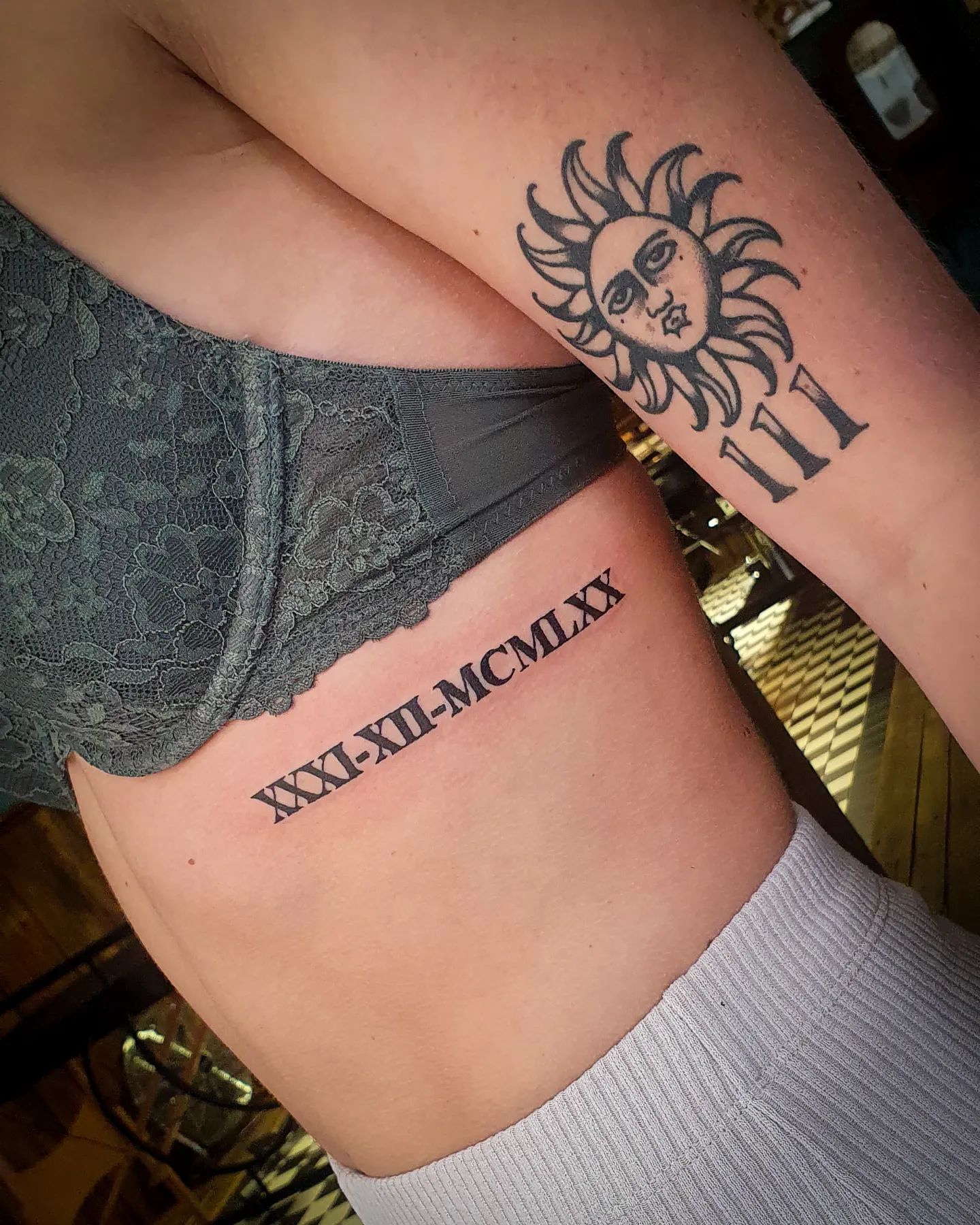 Tatuaje de número romano en el costado del pecho