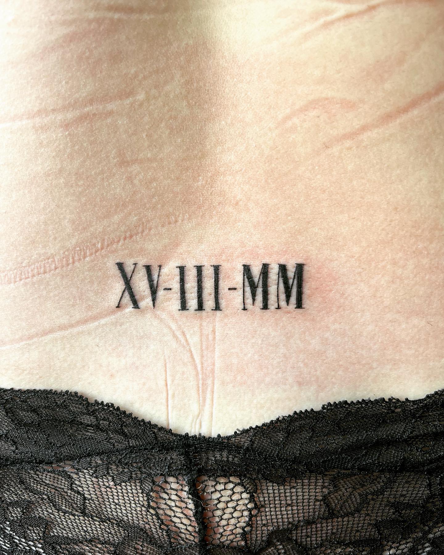 Tatuaje de Número Romano en el Pecho