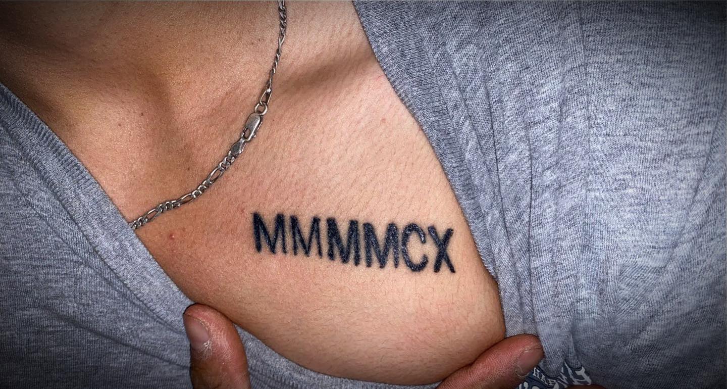 Tatuaje de número romano negro para hombres