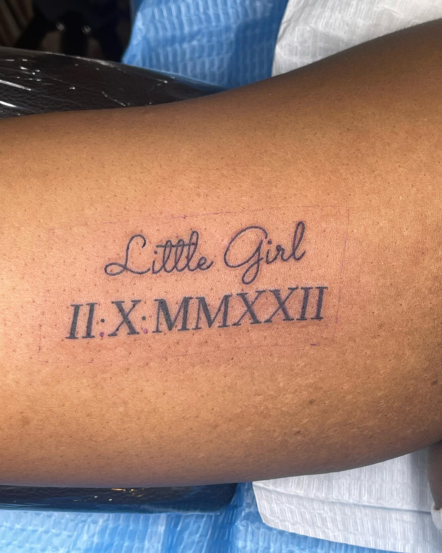 Tatuaje de número romano y nombre