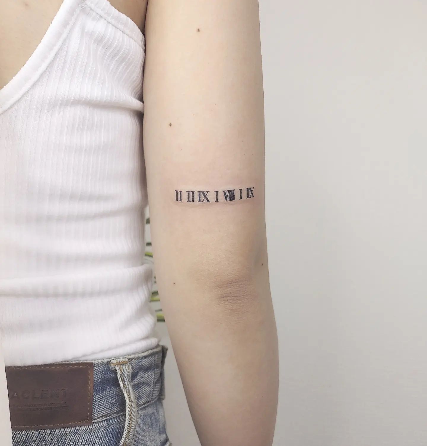 Tatuaje de números romanos con contorno negro