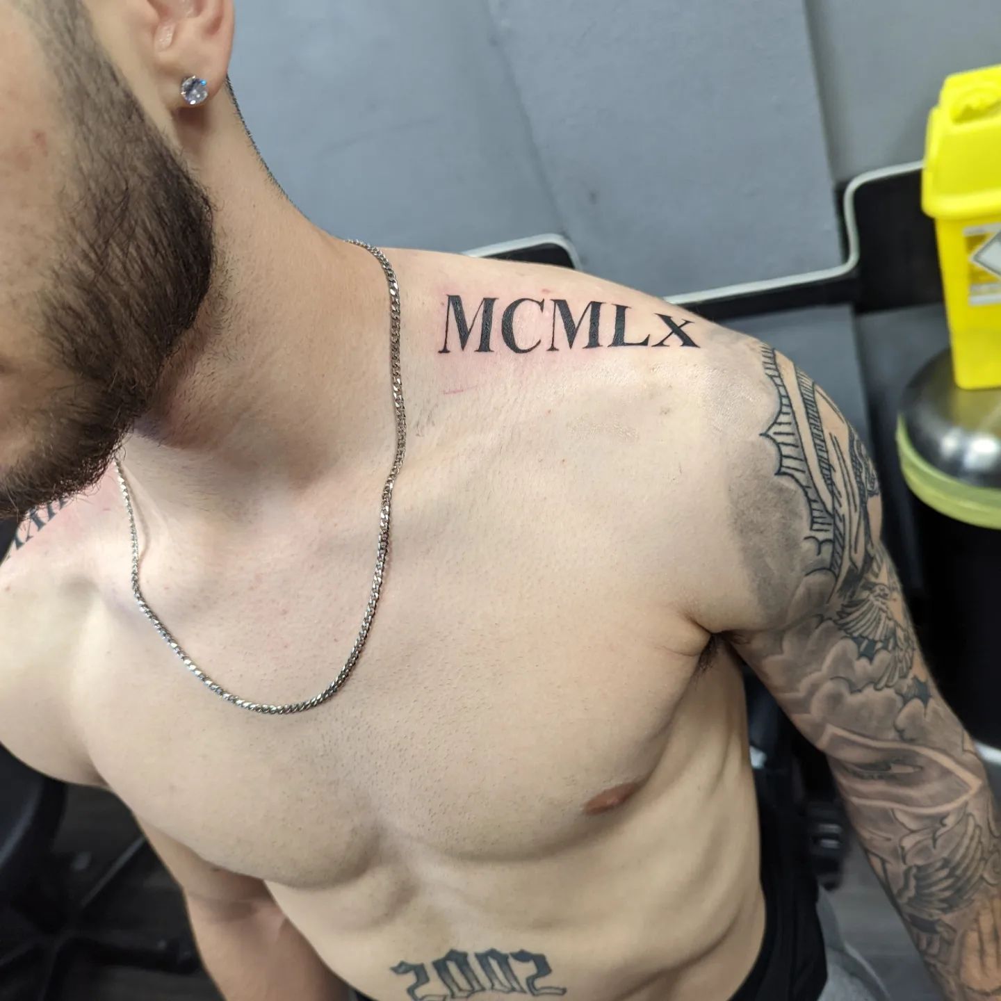 Tatuaje de Números Romanos para Hombres en los Hombros