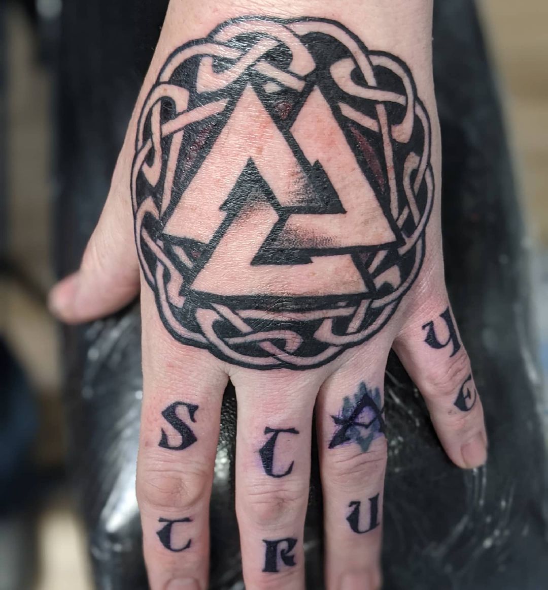 Tatuaje de palma Valknut