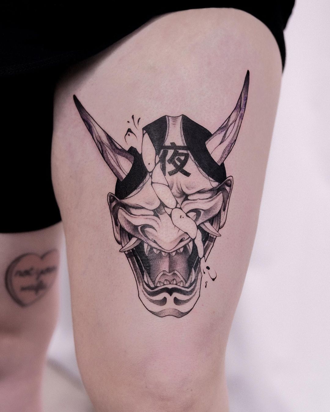 Tatuaje de una máscara Oni sorprendente