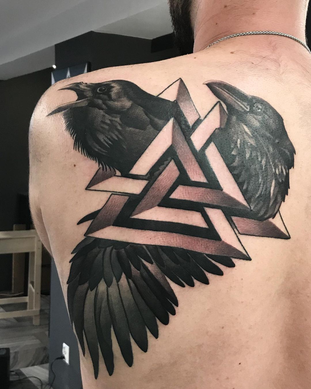 Tatuaje de Valknut en la espalda