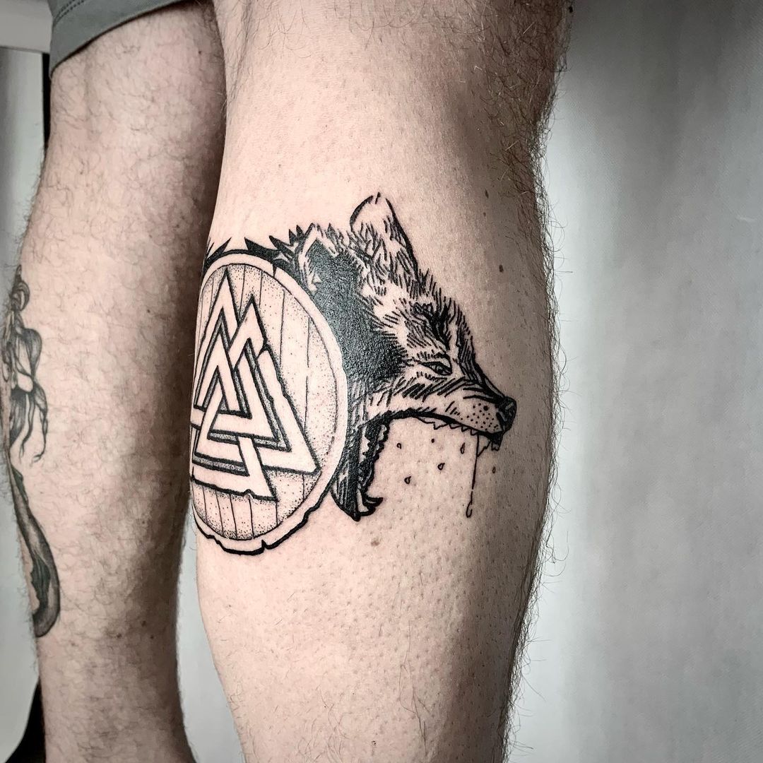 Tatuaje de Valknut en la pantorrilla
