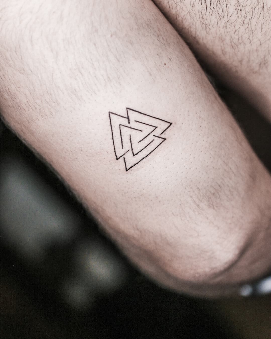 Tatuaje de Valknut Minimalista