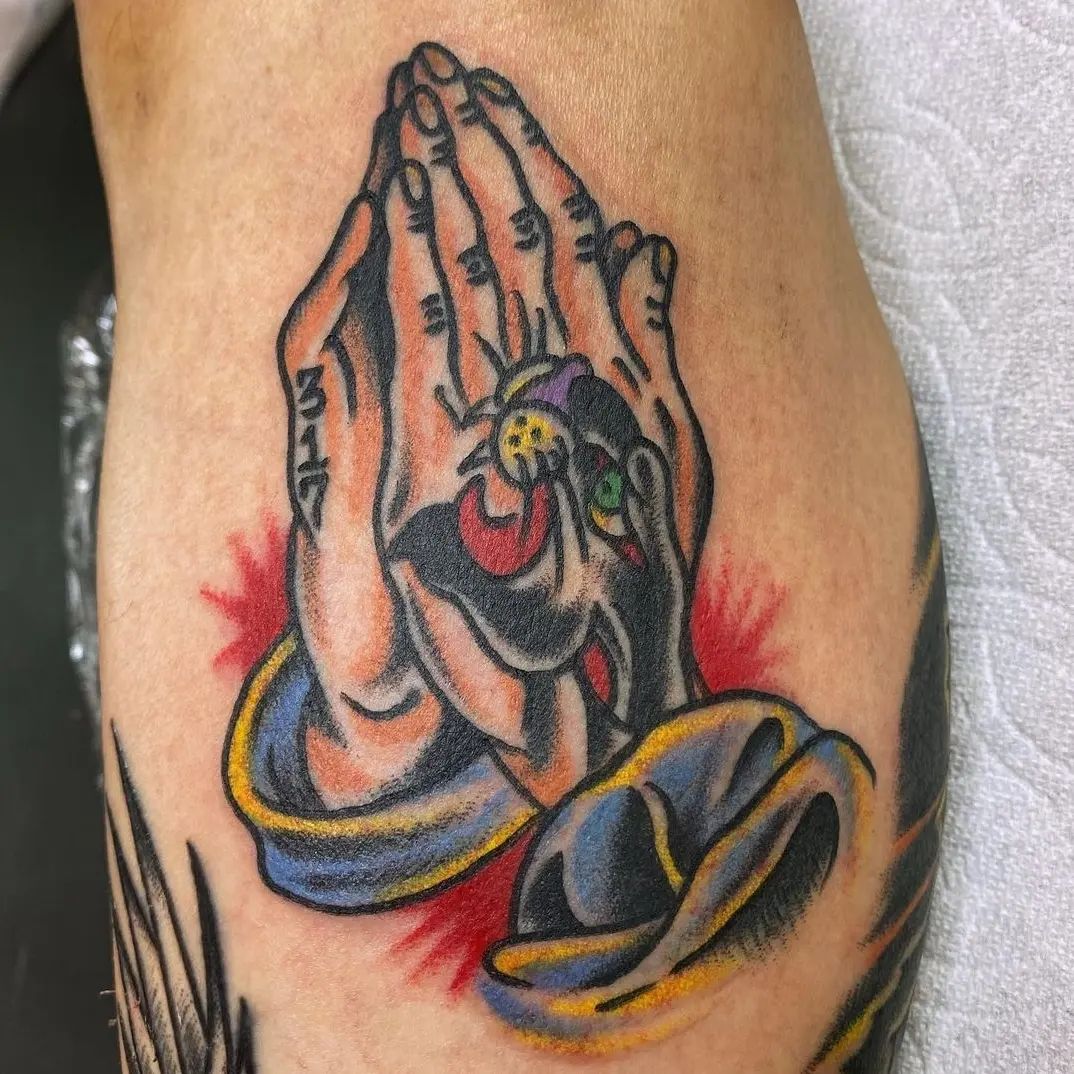 Tatuaje de vieja escuela de manos rezando