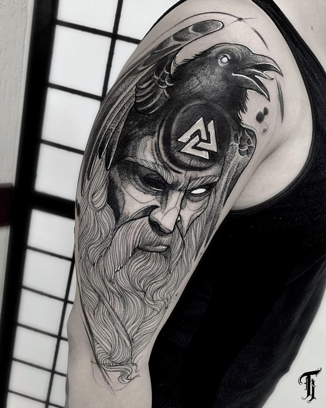 Tatuaje del valknut en el hombro.