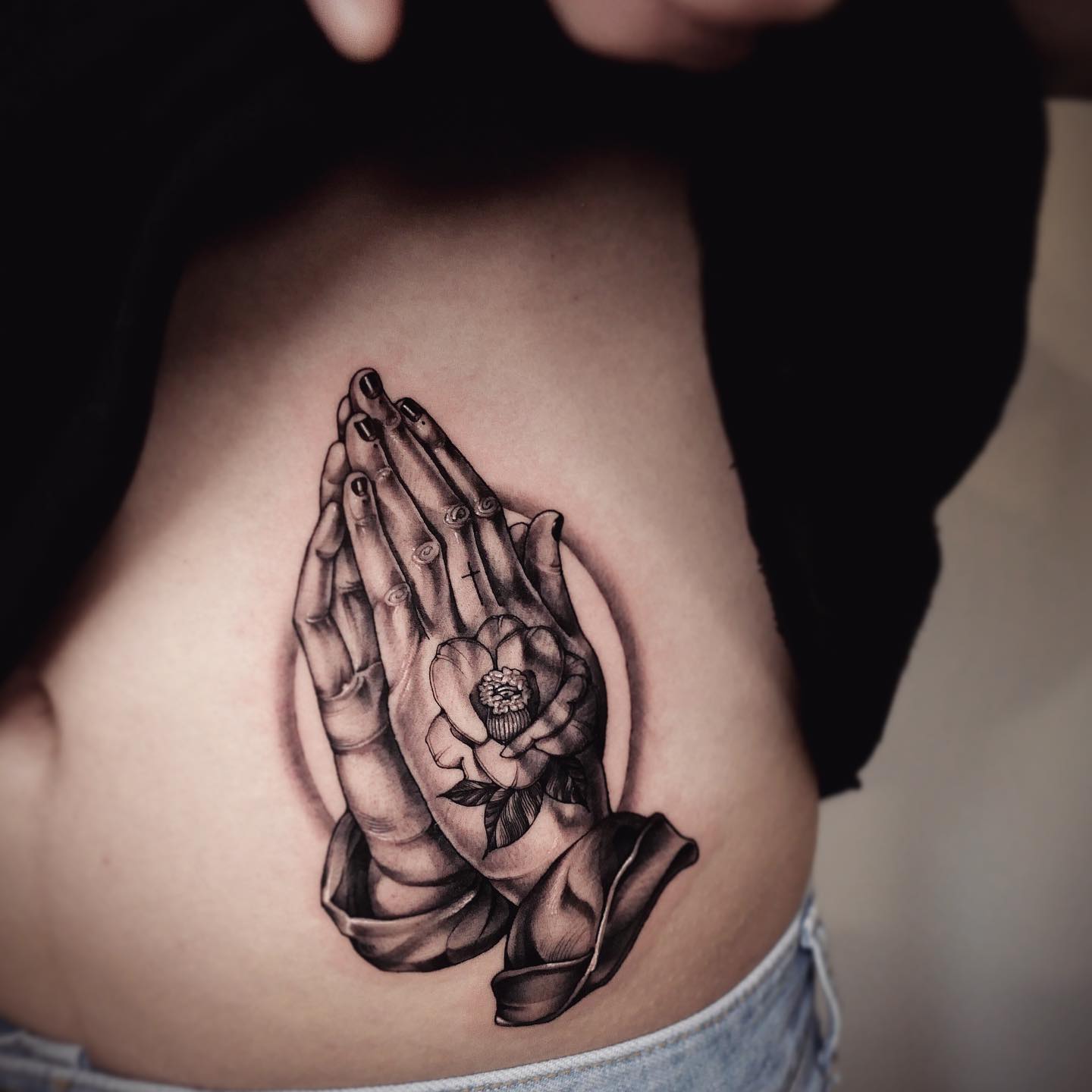 Tatuaje Detallado de Manos Orando