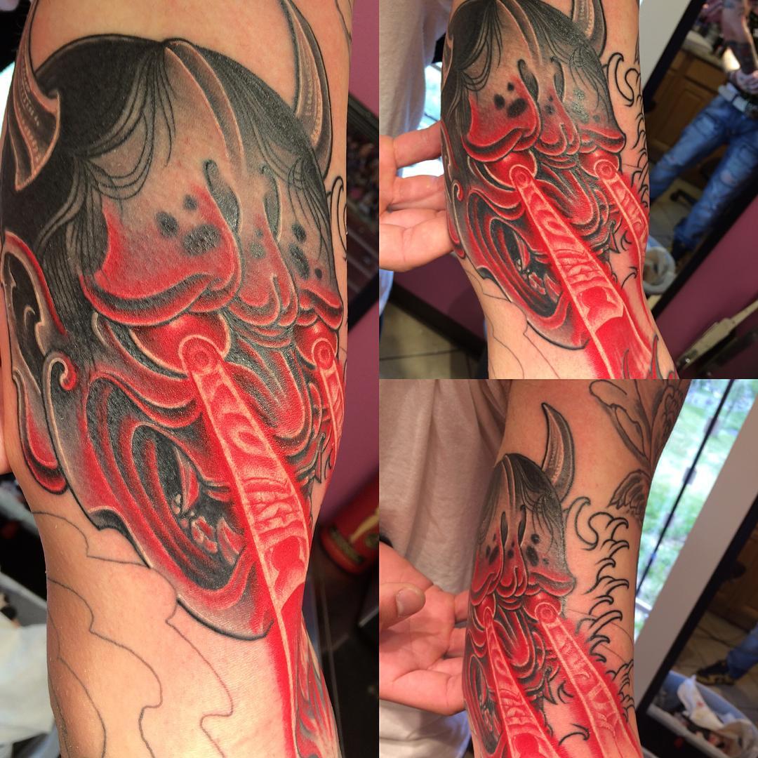 Tatuaje Floral de Máscara de Oni