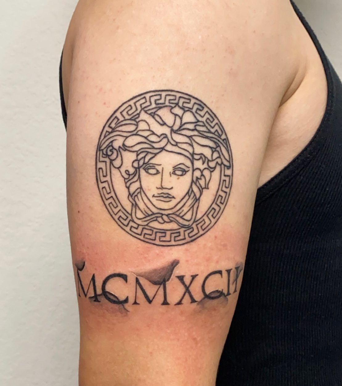 Tatuaje gigante de hombro con números romanos
