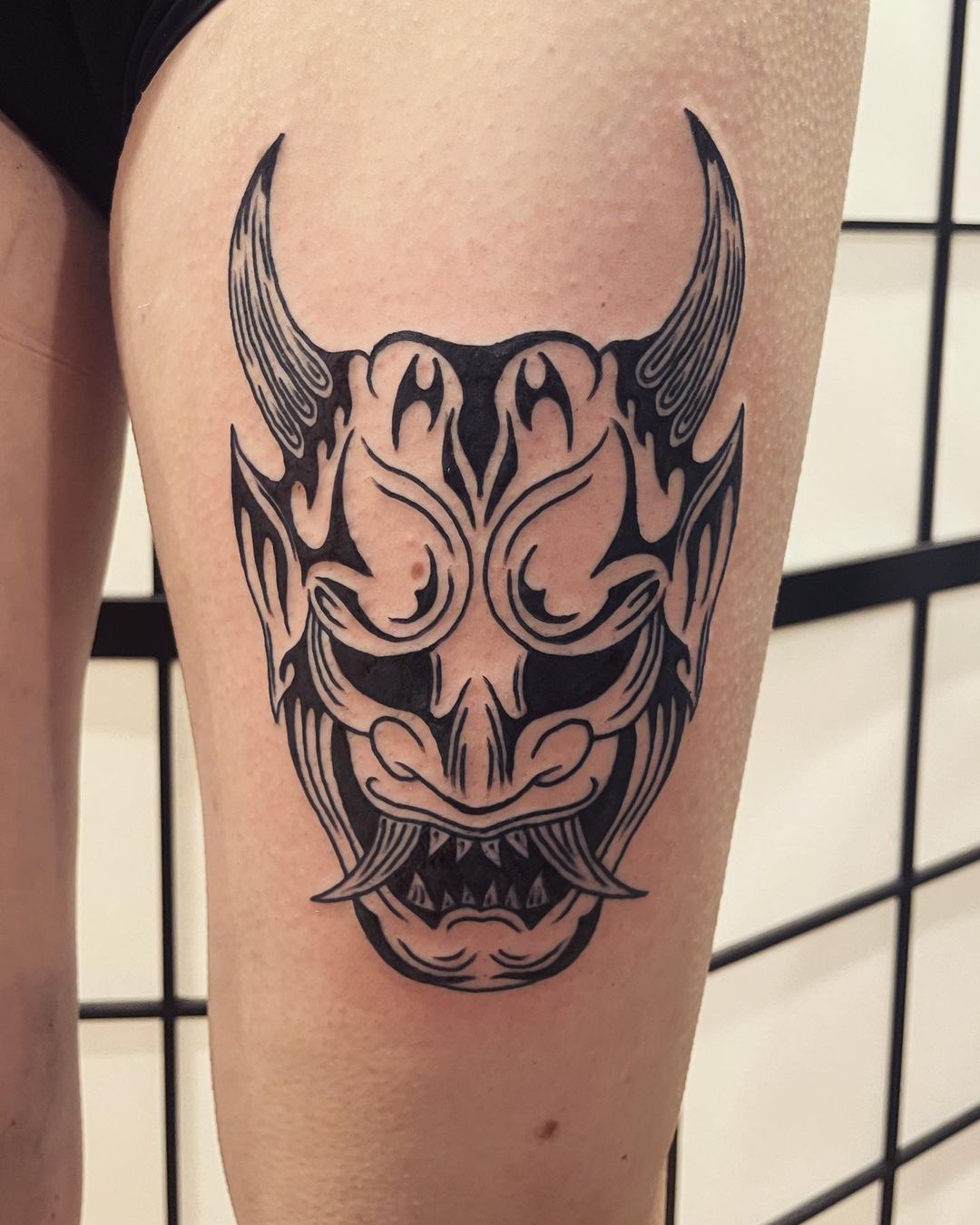 Tatuaje máscara Oni de trabajo negro