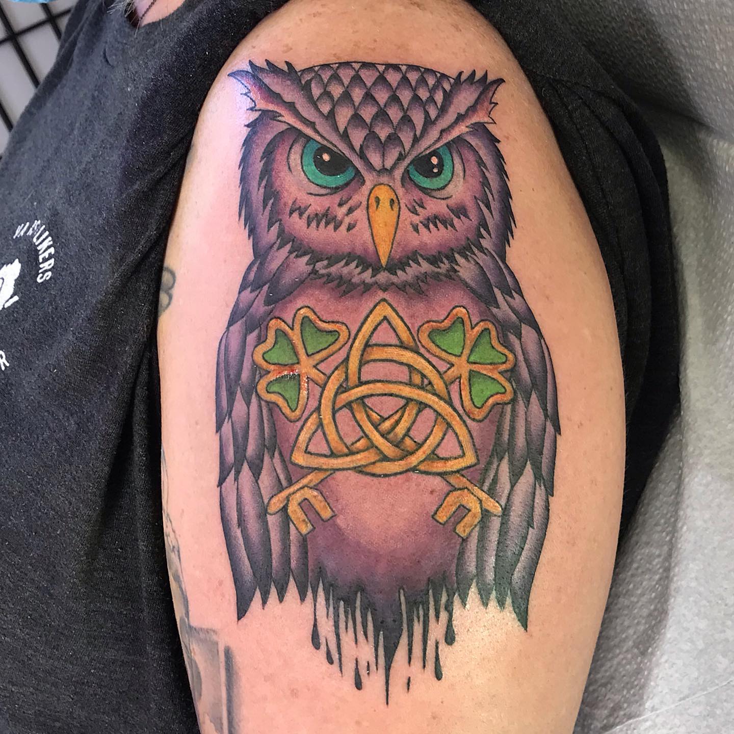 Tatuaje misterioso de búho en el hombro.