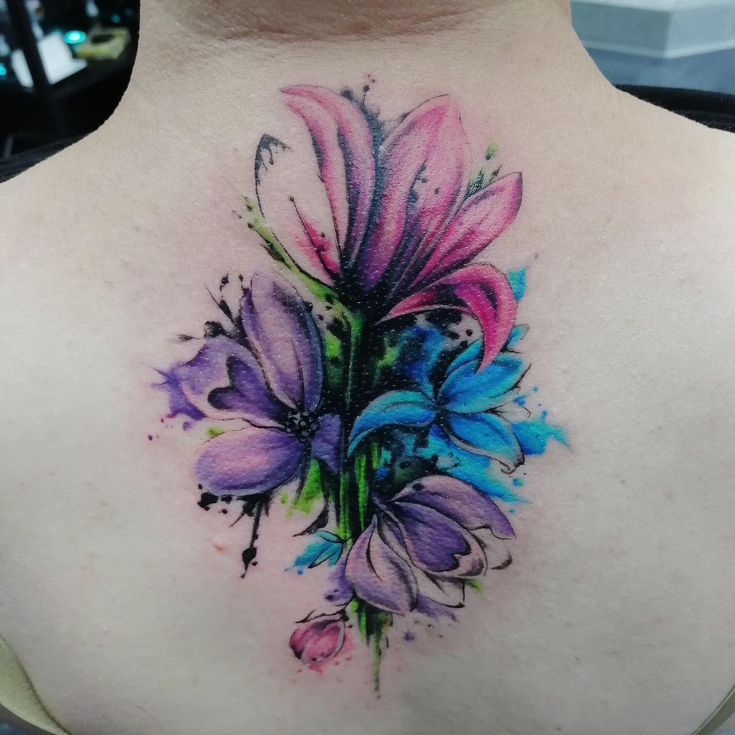 Tatuaje posterior gigante y colorido