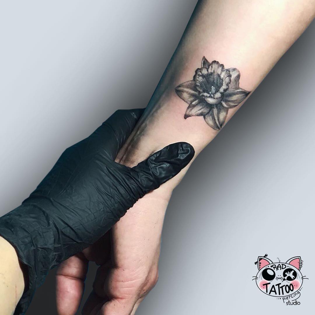 Tatuaje realista de narcisos flores