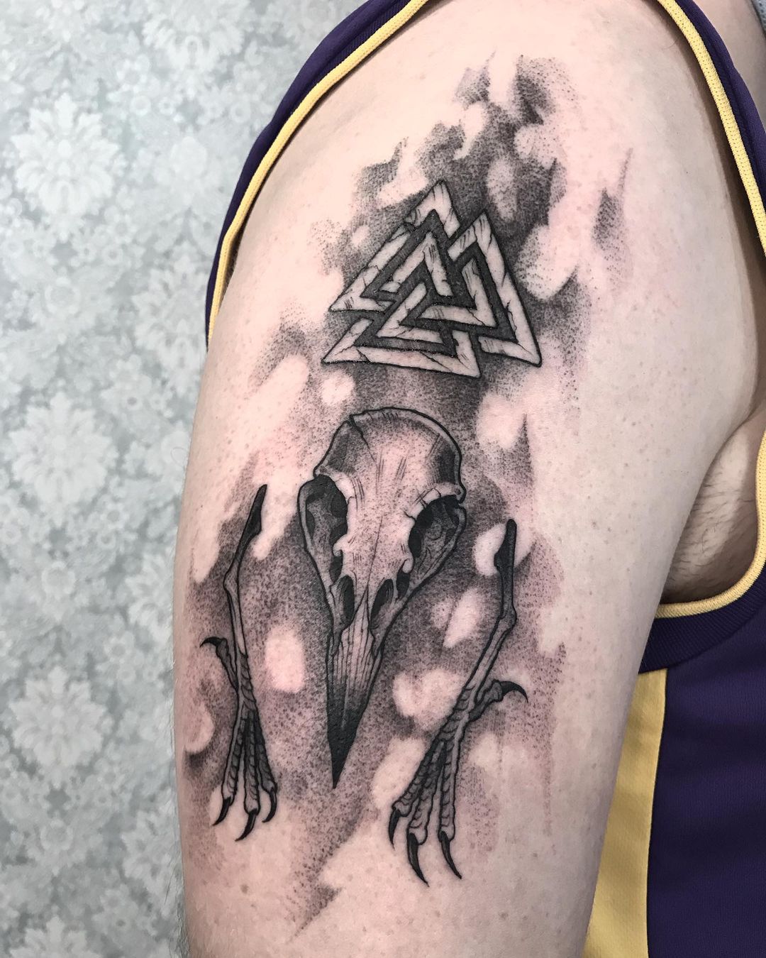 Tatuaje Valknut negro y blanco en el hombro.