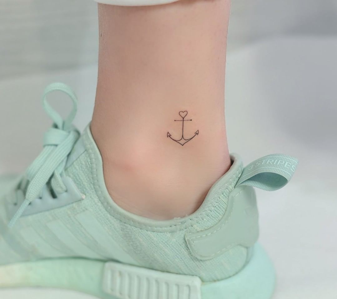 Tatuajes pequeños de ancla.