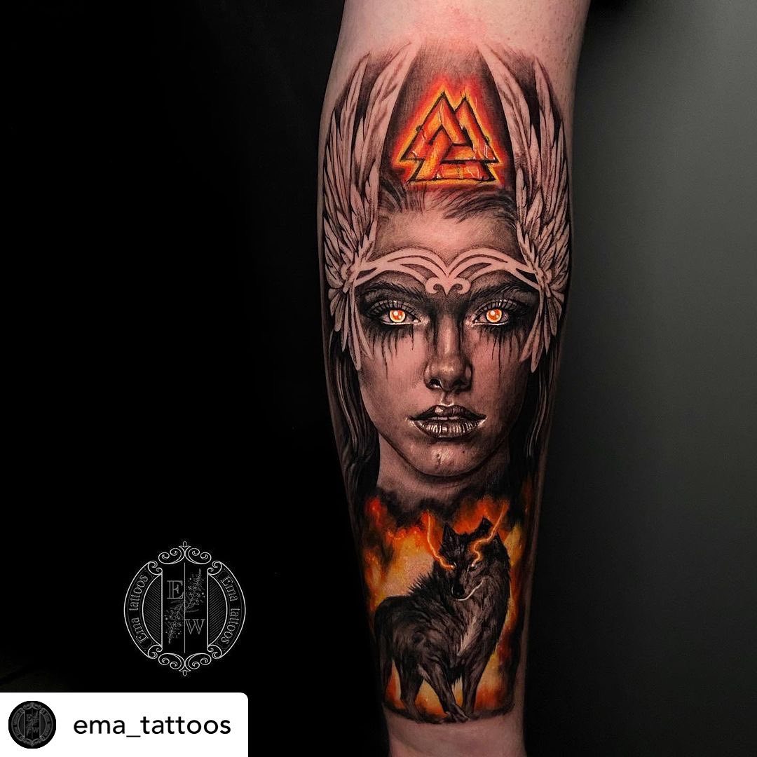 Tatuajes realistas de Valknut