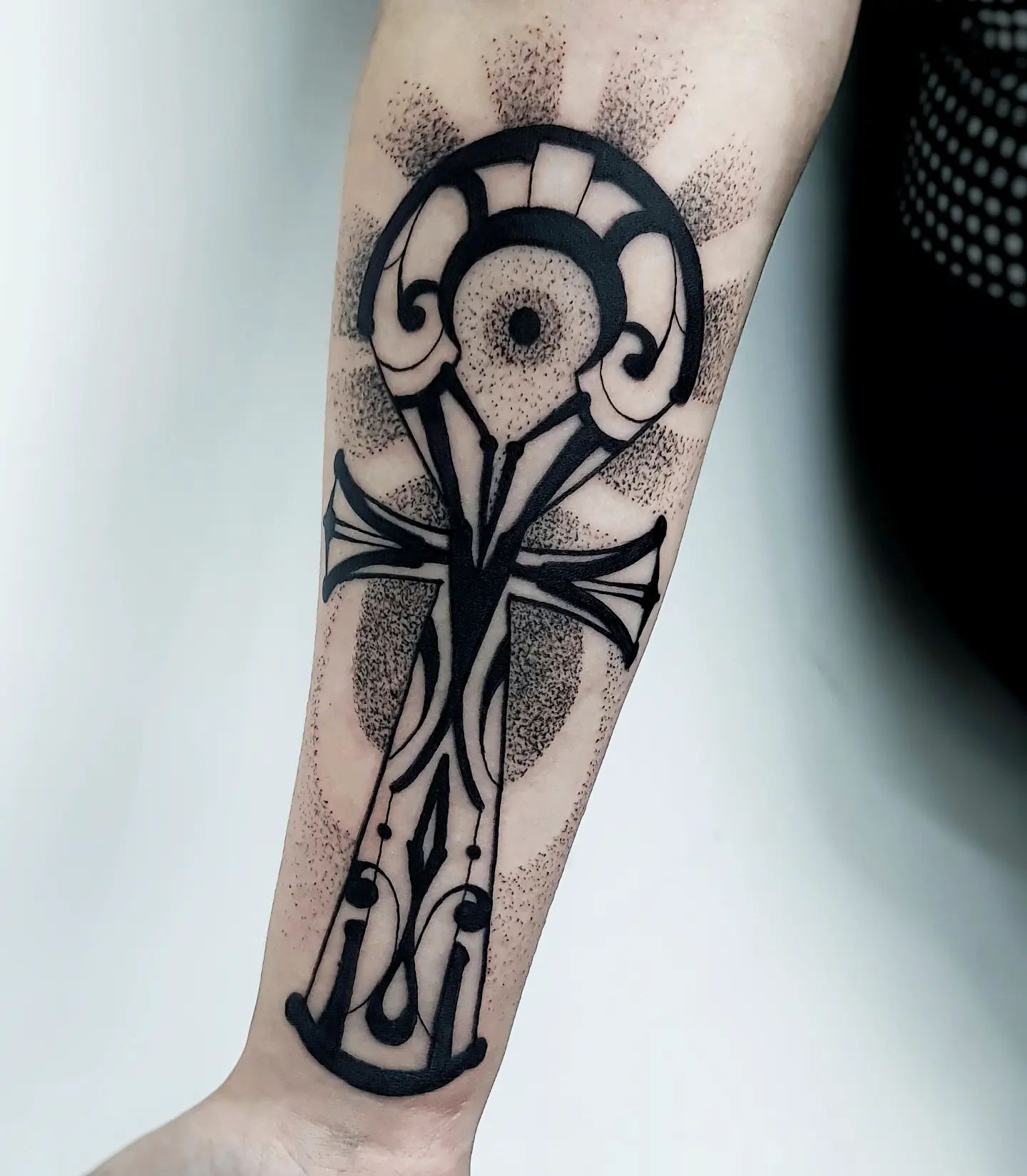 Un tatuaje Ankh en la espalda impresionante.