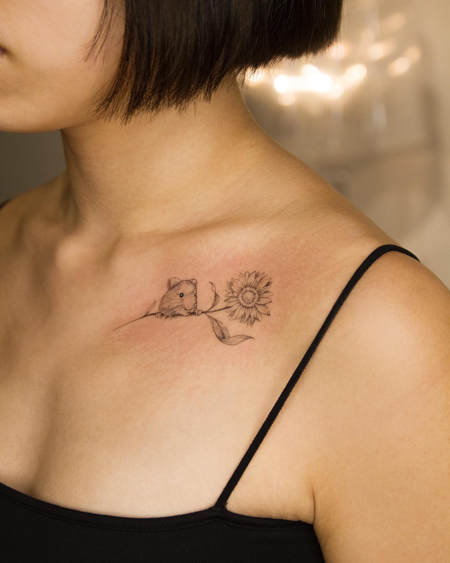 Clavícula tatuaje de girasol
