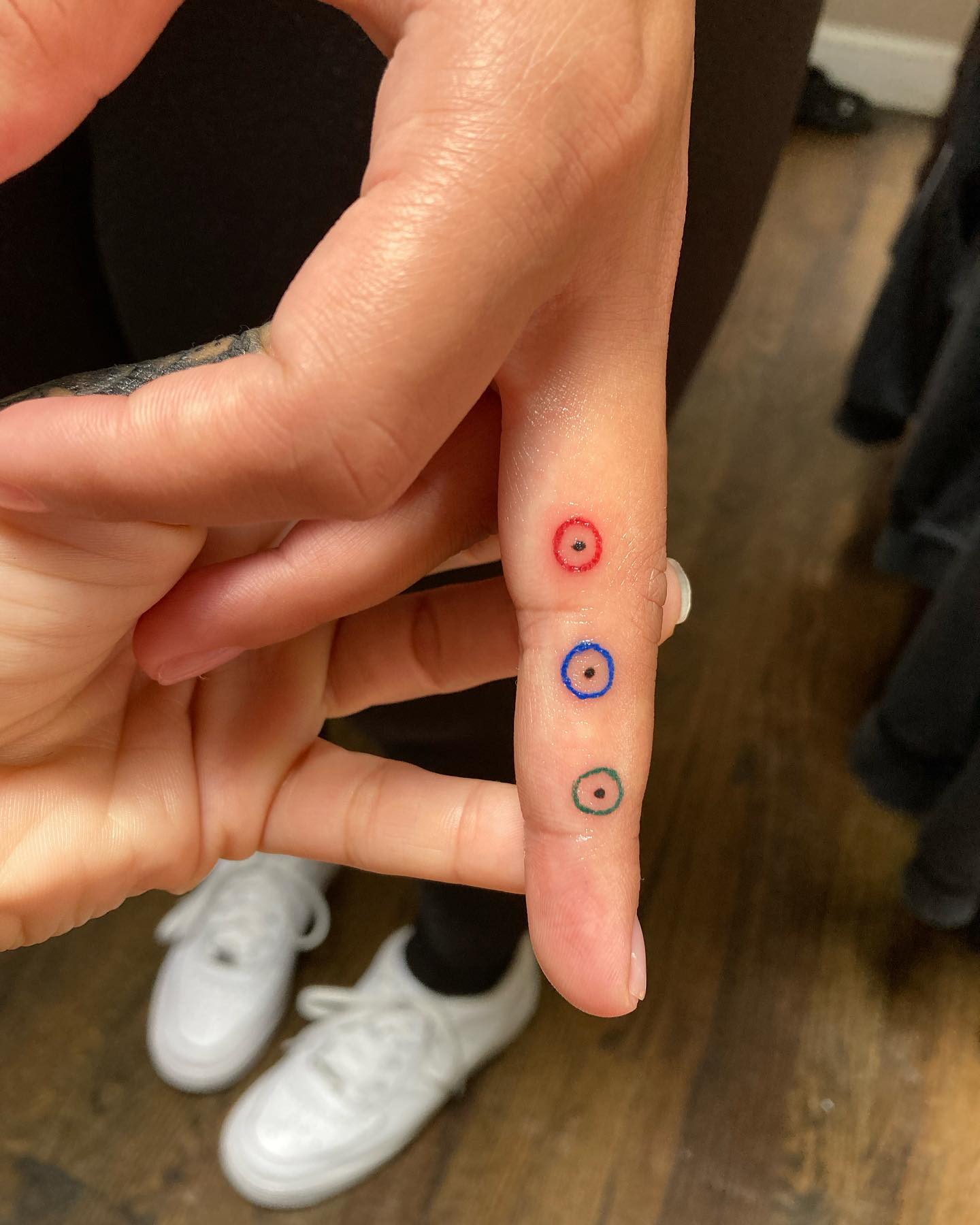Dedo mal de ojo tatuaje