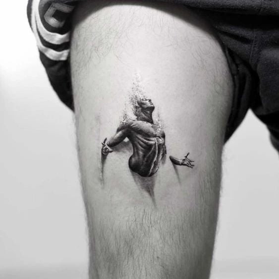 Diseño de tatuaje artístico en el muslo.