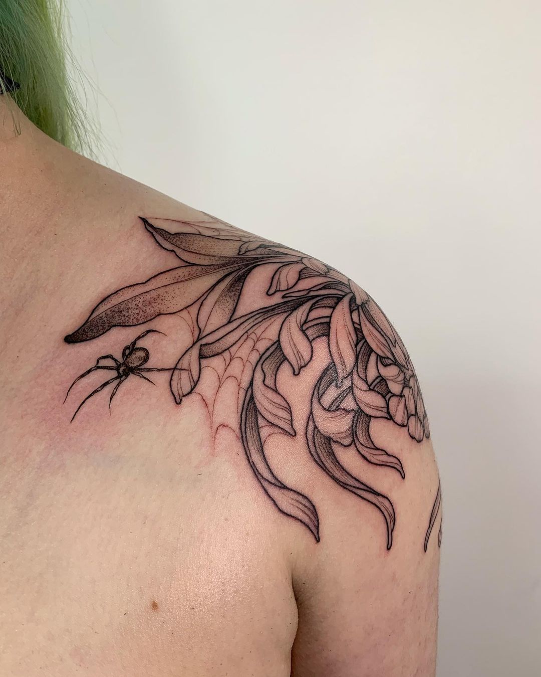 Diseño de tatuaje de flor de crisantemo artístico.