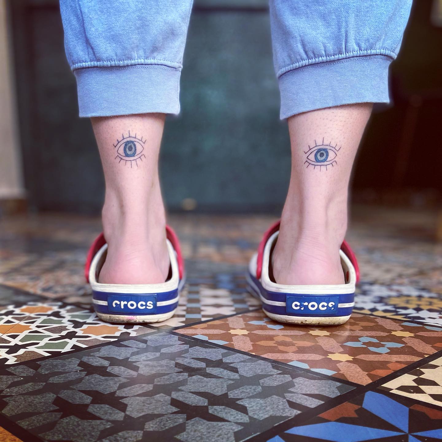 Diseño de tatuaje de ojo malvado en la pierna