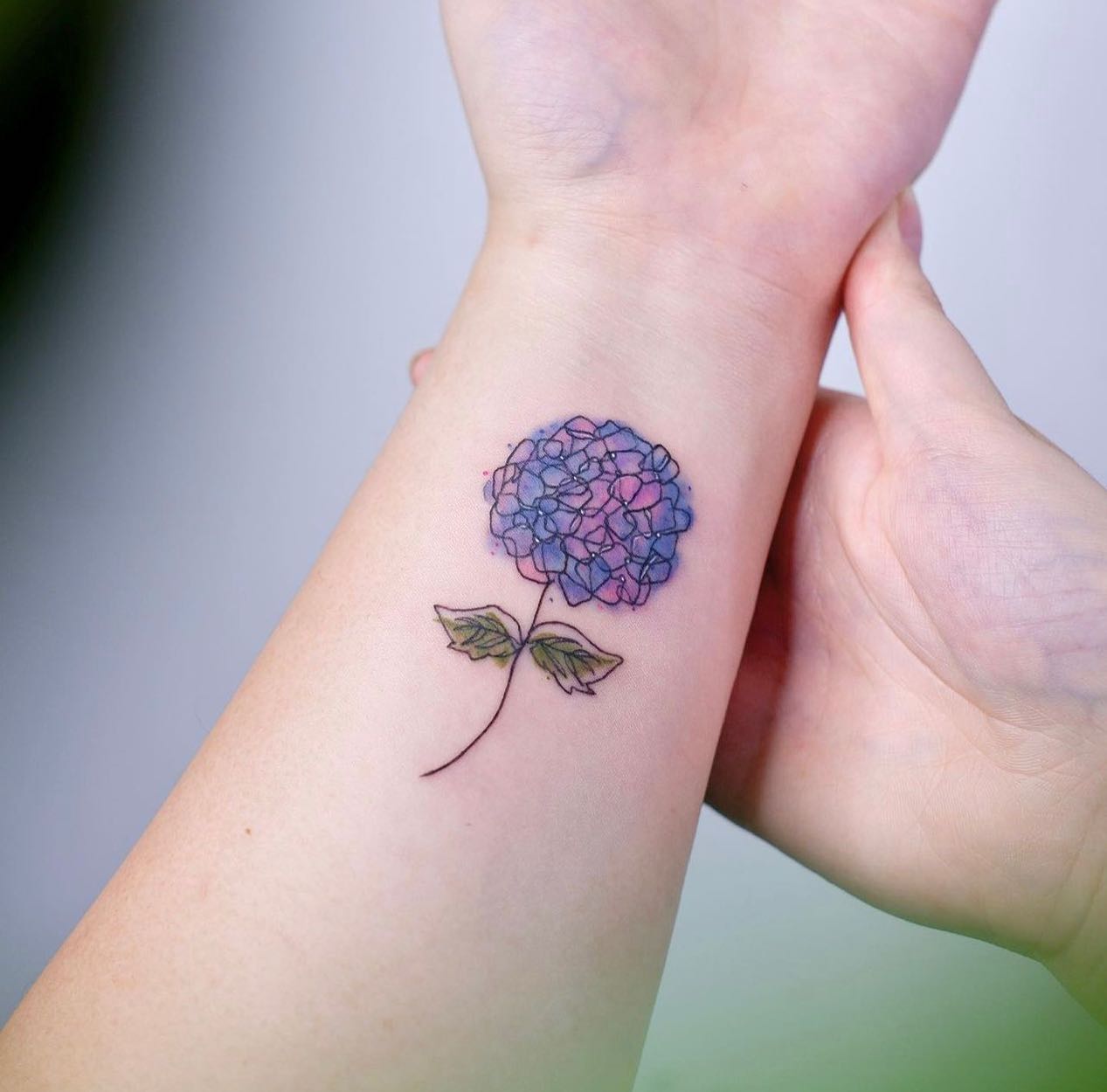Divertido Tatuaje de Hortensia en la Muñeca.