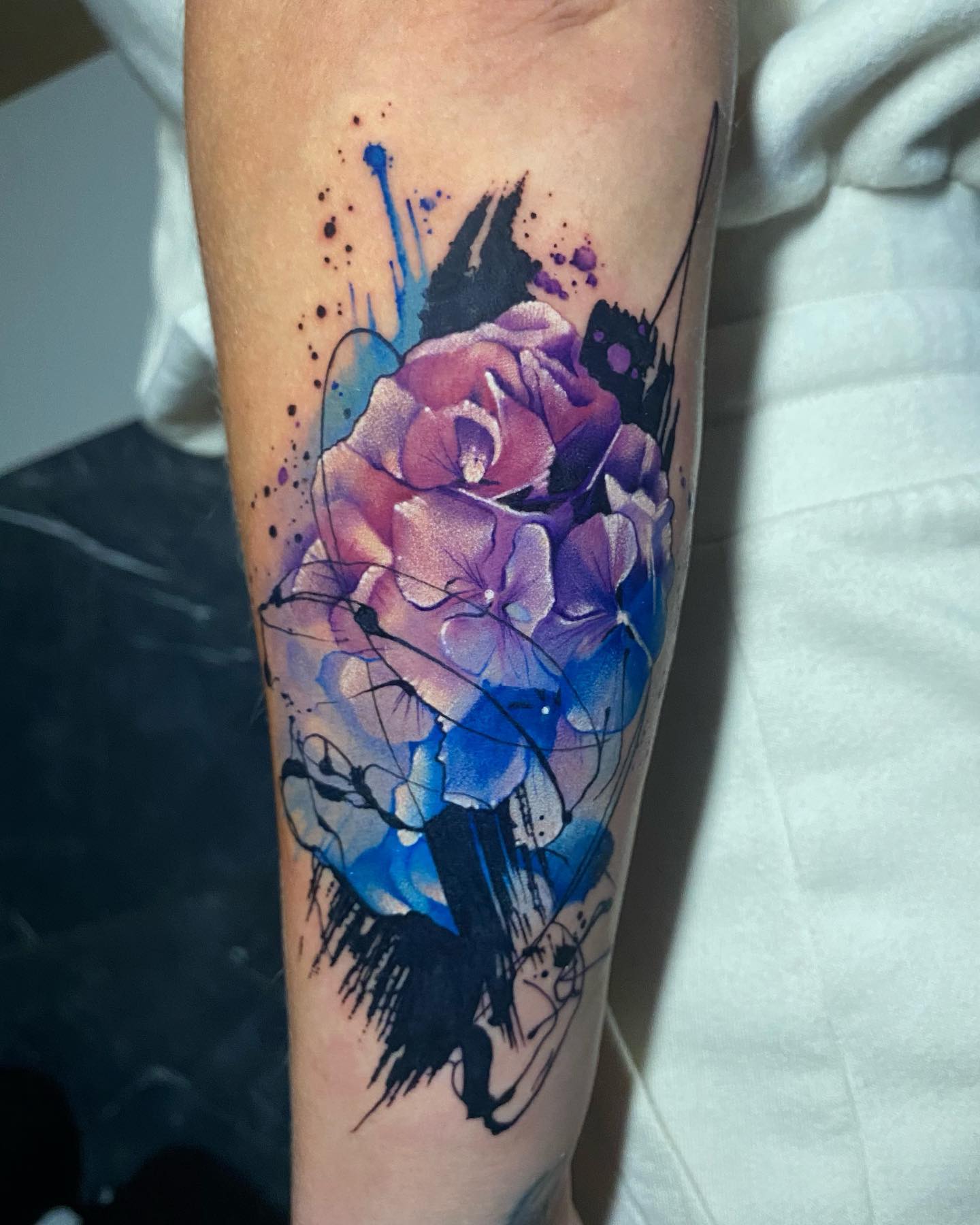 Divertido Tatuaje de Hortensia Púrpura