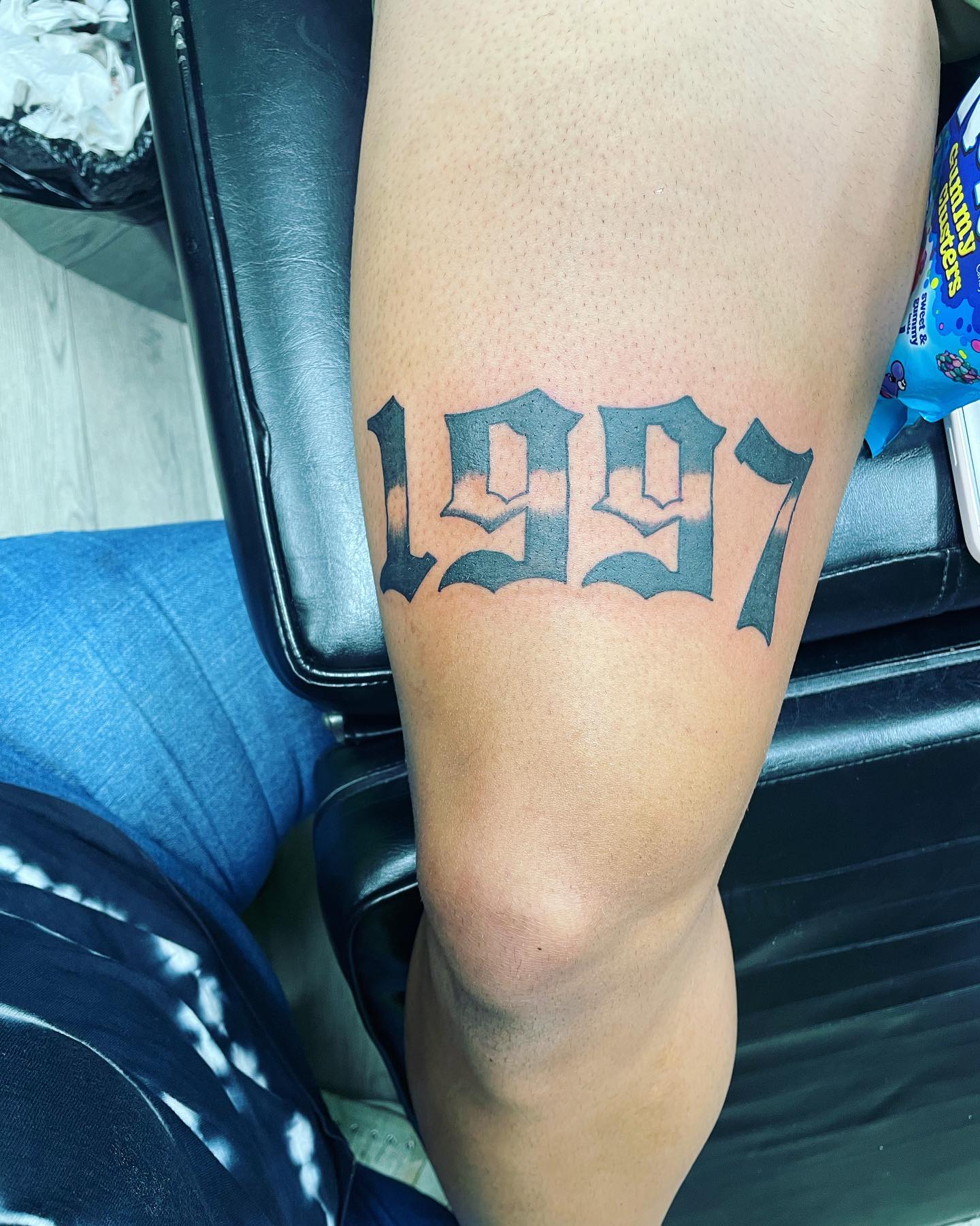 Fecha de nacimiento Tatuaje en el muslo