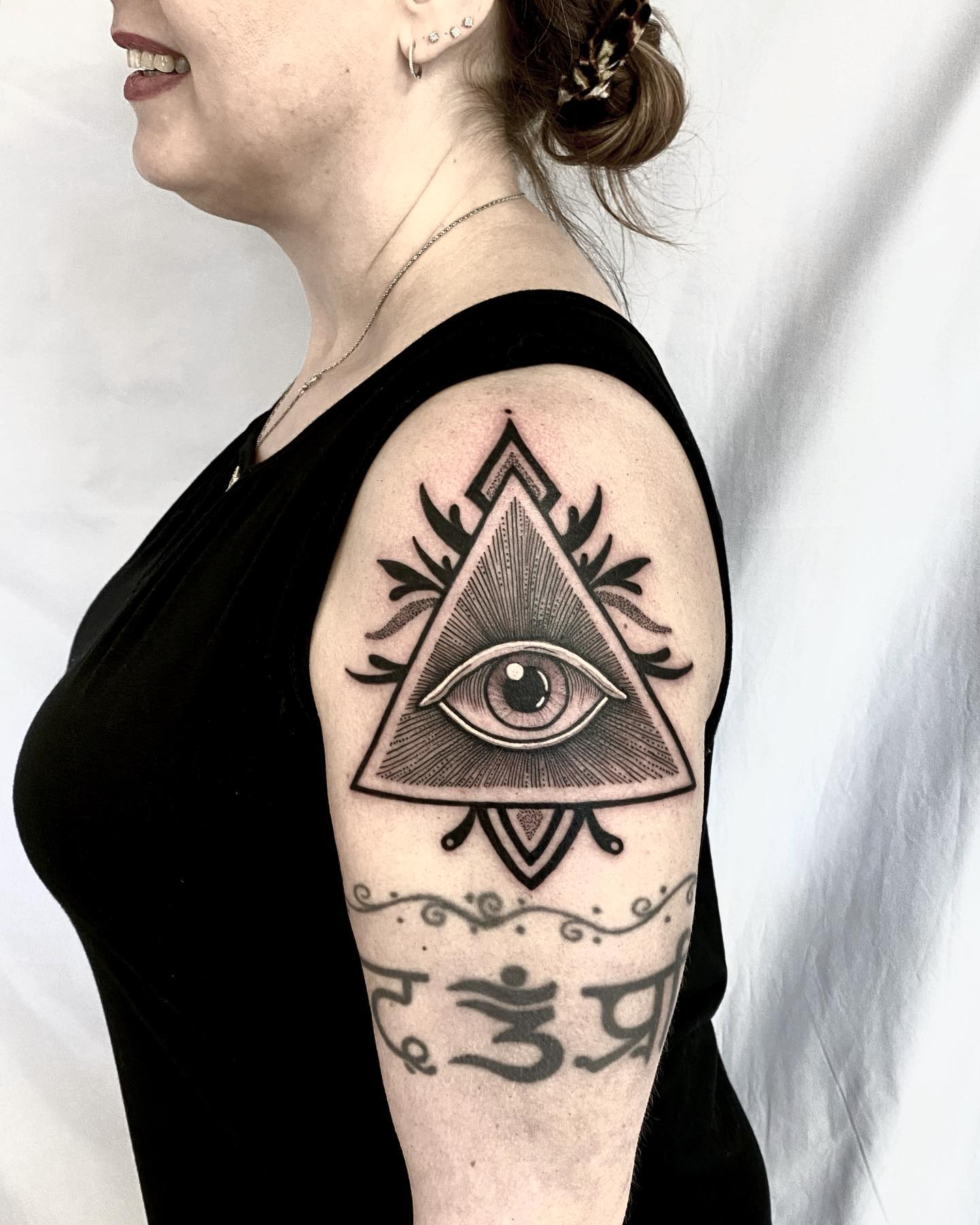 Gran tatuaje del ojo malvado en el hombro, tinta.