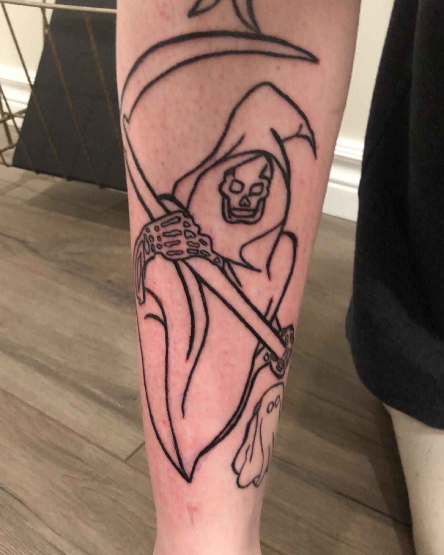 Idea de tatuaje de la guadaña del antebrazo