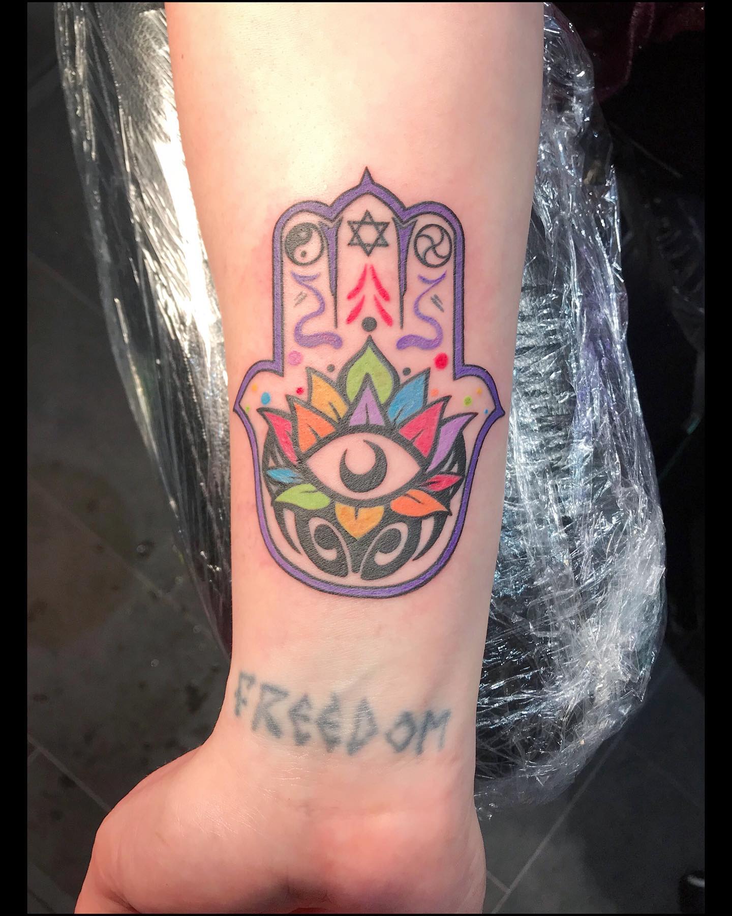 Impresión de tatuaje de ojo malvado colorido