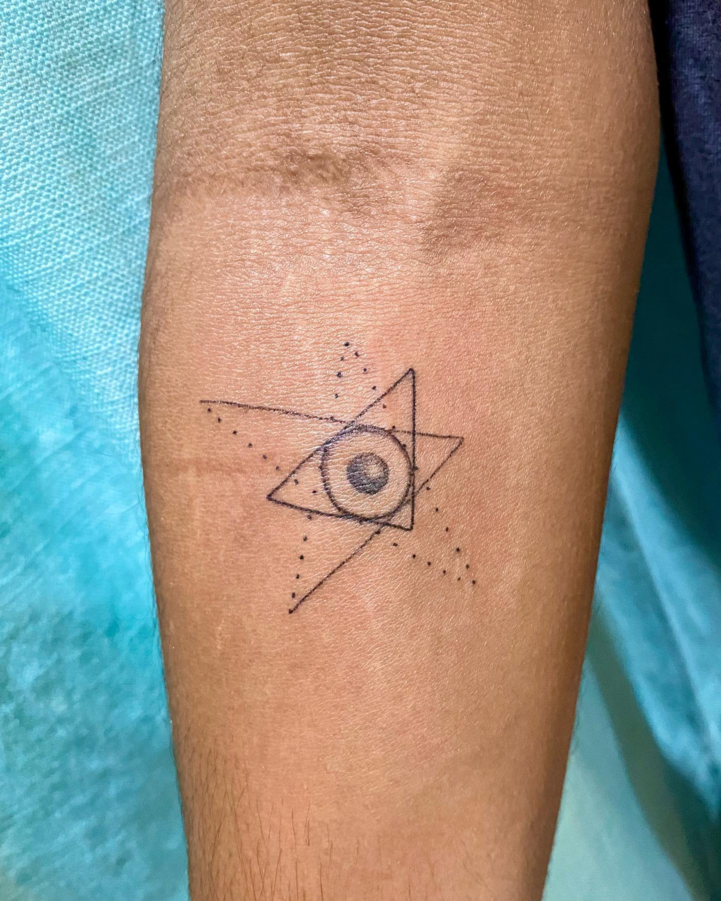 Minimalismo Tatuaje de ojo malvado